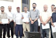 एसडीएम पुलकित मल्होत्रा ने एसआईआर में सराहनीय कार्य करने वाले कर्मियों को किया सम्मानित कर्मियों को सम्मानित करते हुए एसडीएम पुलकित मल्होत्रा