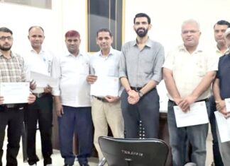 एसडीएम पुलकित मल्होत्रा ने एसआईआर में सराहनीय कार्य करने वाले कर्मियों को किया सम्मानित कर्मियों को सम्मानित करते हुए एसडीएम पुलकित मल्होत्रा