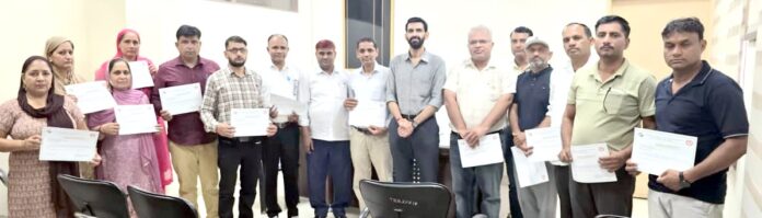 कर्मियों को सम्मानित करते हुए एसडीएम पुलकित मल्होत्रा