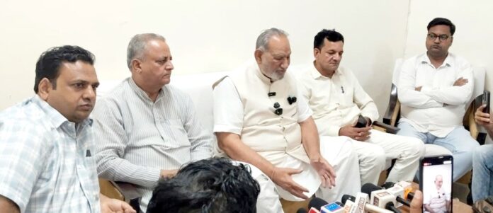सफीदों में पत्रकारों से बातचीत करते हुए विधायक रामकुमार गौतम