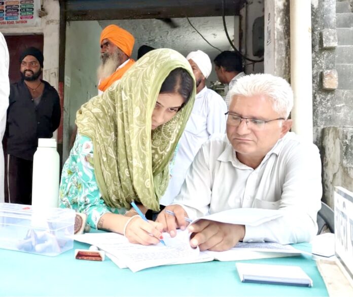 रिलेशनशिप के स्टांप पेपर साइन करते हुए महिला