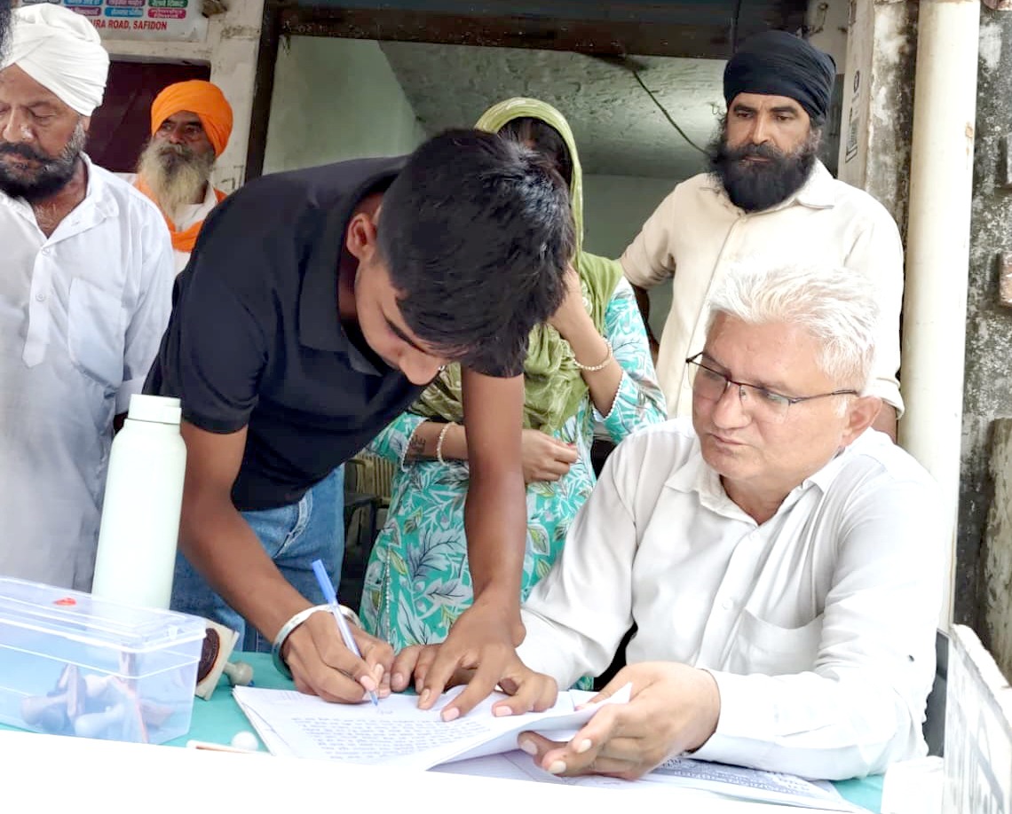 रिलेशनशिप के स्टांप पेपर साइन करते हुए युवक