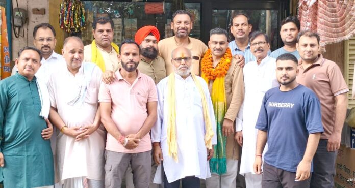 नवनियुक्त उपप्रधान आचार्य पुरूषोत्तम कौशिक का अभिनंदन करते हुए समाज के लोग