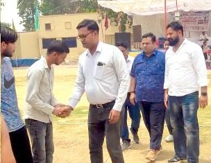 राजकीय वरिष्ठ माध्यमिक विद्यालय में वॉलीबॉल महाकुंभ का भव्य आयोजन खिलाडियों का परिचय प्राप्त करते हुए अतिथिगण