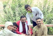 शिवभूमि सेवा समिति ने शुरू किया पर्यावरण संरक्षण अभियान, शिवभूमि में किया गया रूद्राक्ष के पौधे का रोपण पौधारोपण करते हुए समाजसेवी आचार्य पुरूषोत्तम कौशिक व अन्य