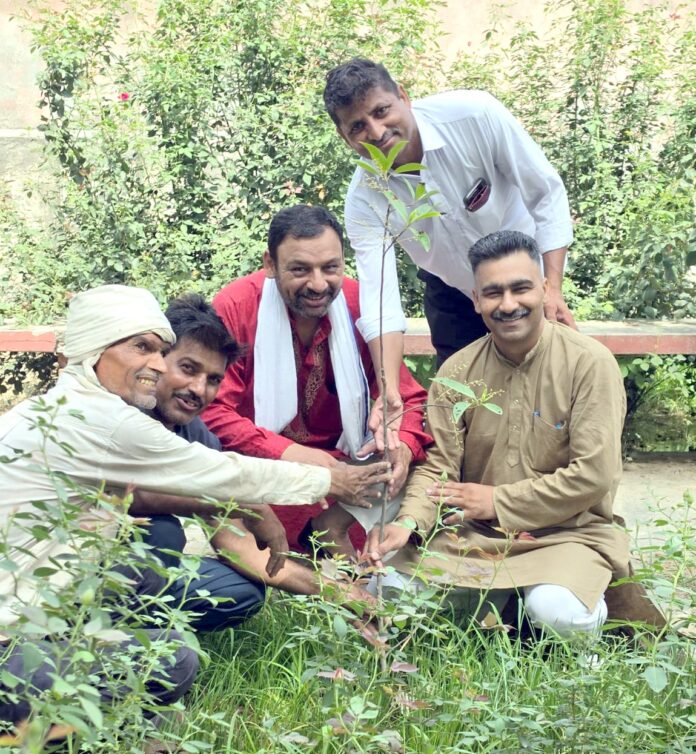 13SFDM1 पौधारोपण करते हुए समाजसेवी आचार्य पुरूषोत्तम कौशिक व अन्य