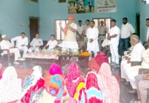 जनसभा की कामयाबी को लेकर विधायक रामकुमार गौतम ने किए गांवों के दौरे ग्रामीणों को संबोधित करते हुए विधायक रामकुमार गौतम
