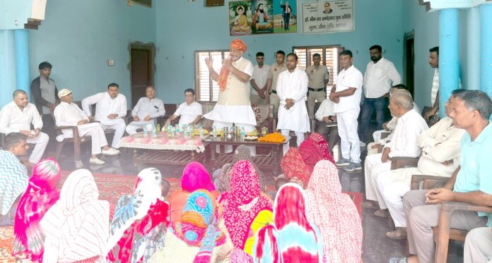 13SFDM4 ग्रामीणों को संबोधित करते हुए विधायक रामकुमार गौतम