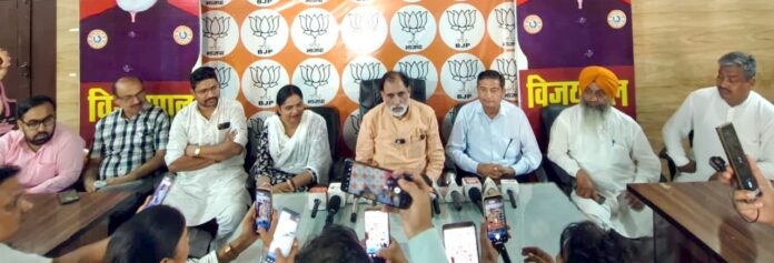 15SFDM1 पत्रकारों से बातचीत करते हुए रोहतक भाजपा प्रभारी एडवोकेट विजयपाल सिंह