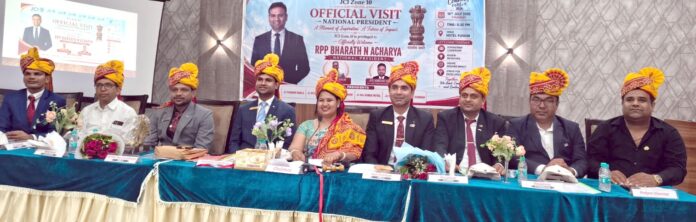 समारोह में मौजूद राष्ट्रीय अध्यक्ष भारत आचार्य व अन्य पदाधिकारी