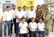 अंतर्राष्ट्रीय न्याय दिवस पर विधिक प्रश्नोत्तरी प्रतियोगिता आयोजित विधिक प्रश्नोत्तरी प्रतियोगिता में विजेताओं को सम्मानित करते हुए कॉलेज स्टाफ