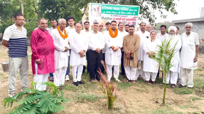 2SFDM1 पौधारोपण करते हुए अतिथिगण