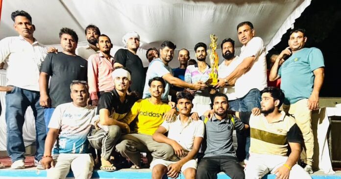 विजेता टीमों को सम्मानित करते हुए अतिथिगण