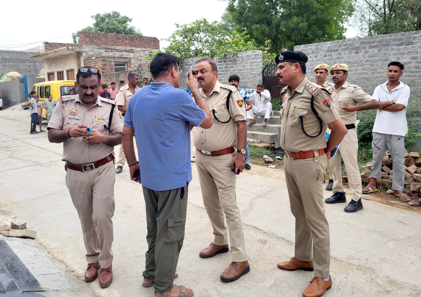 गांव में मौजूद पुलिस