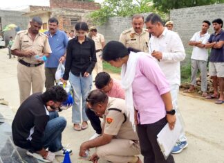 गांव हाट में दिनदहाड़े फायरिंग, युवक की मौत से गांव में दहशत घटनास्थल की जांच करती हुई फोरेंसिक टीम