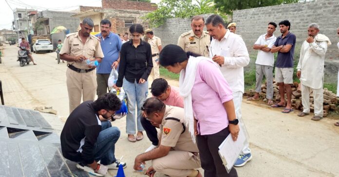 घटनास्थल की जांच करती हुई फोरेंसिक टीम