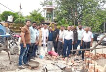 सफीदों में महाराजा अग्रसैन चौक विवाद गहराया, अग्रवाल समाज ने दी आंदोलन की चेतावनी निर्माण कार्य को रूकवाने पहुंचे अग्रवाल समाज के प्रतिनिधि
