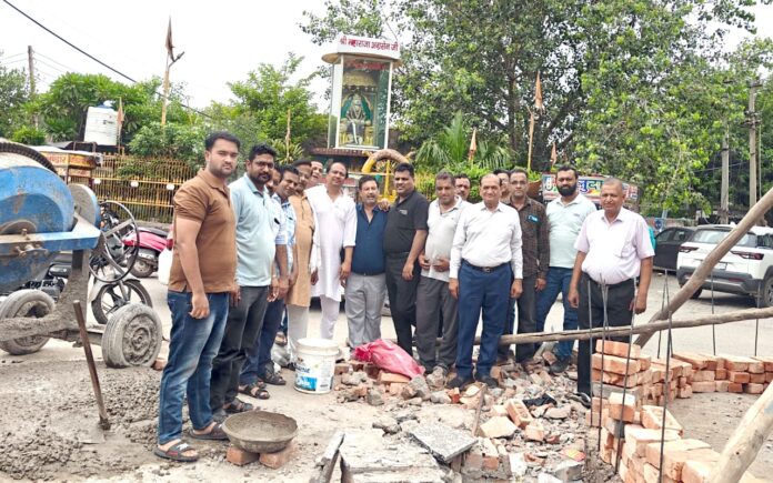 IMG-20260718-WA0000 निर्माण कार्य को रूकवाने पहुंचे अग्रवाल समाज के प्रतिनिधि