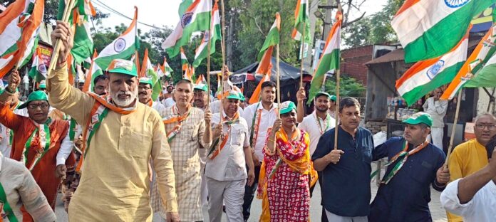 17SFDM3 तिरंगा यात्रा में शामिल भाजपा नेता व कार्यकर्ता
