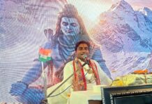 शिव महापुराण कथा में गूंजा शिव-सती विवाह का प्रसंग श्रद्धालुओं को कथा का रसपान करवाते हुए अरविंद शास्त्री
