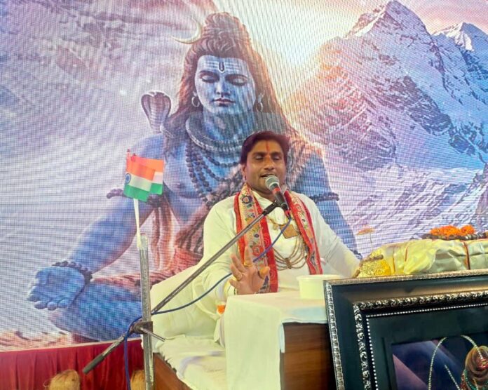 17SFDM4 श्रद्धालुओं को कथा का रसपान करवाते हुए अरविंद शास्त्री
