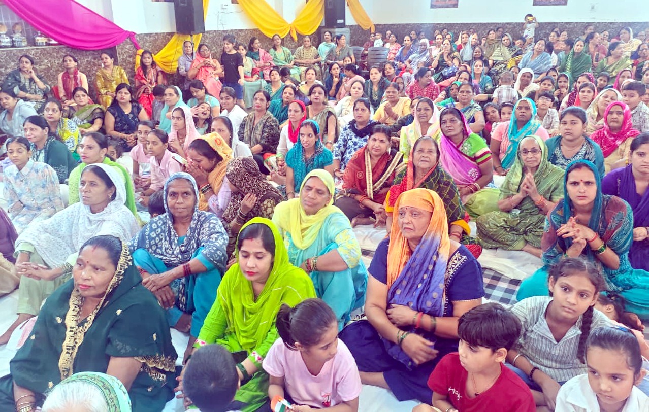 उपस्थित श्रद्धालुगण