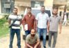 दो पिस्तौल व जिंदा कारतूस सहित युवक गिरफ्तार पुलिस की गिरफ्त में आरोपी व हथियार