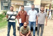 दो पिस्तौल व जिंदा कारतूस सहित युवक गिरफ्तार पुलिस की गिरफ्त में आरोपी व हथियार