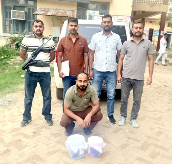 6SFDM2 पुलिस की गिरफ्त में आरोपी व हथियार