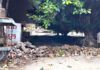 भरभराकर गिरा रेलवे स्टेशन का गेट, बड़ा हादसा टला भरभराकर गिरा रेलवे स्टेशन का गेट